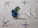 Tovaglia ricamata a mano in misto lino 12 posti tablecloth
