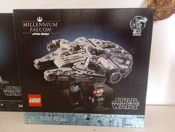 Lego Set - Star Wars - Millennium Falcon; AT-AT