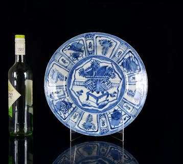 Een grote Chinese blauw-witte, gemodelleerde