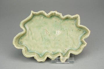 Footed dish - Porselein - Longquan celadon - China - Ming, Antiquités & Art