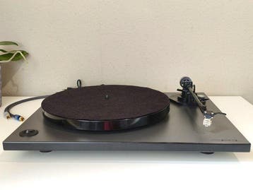 Rega - RP 1 - avec bras de lecture Micro Seiki DQ44 - Table