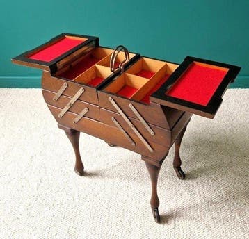 Naaidoos - Hout - Queen Anne-stijl, Antiek en Kunst