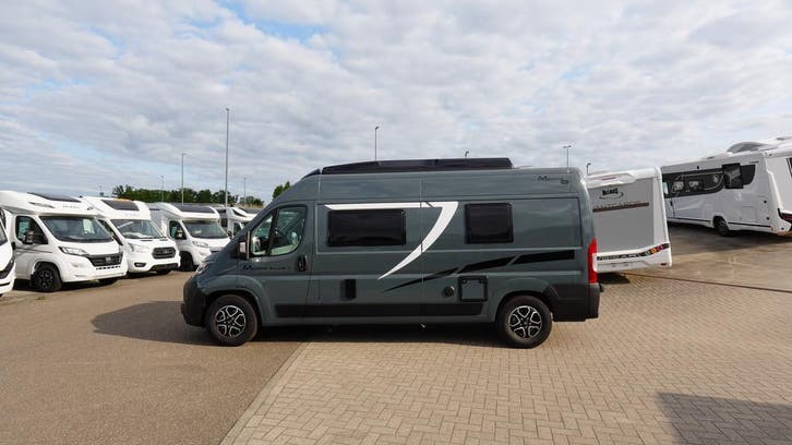 McLouis Menfys Van 7 S-Line nieuw met daginschrijving 43423, Caravans en Kamperen, Mobilhomes, Cassettetoilet, Automaat, L-zit
