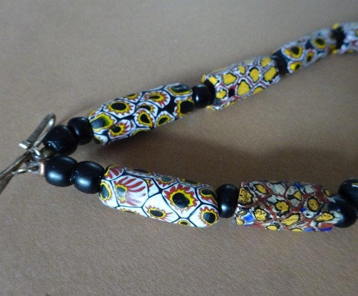 Ketting met 11 zeer grote kralen met mozaïek / millefiori, Antiek en Kunst, Kunst | Niet-Westerse kunst