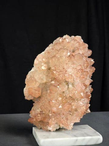 Rozenkwarts kristalcluster op Carrara-marmeren voet –