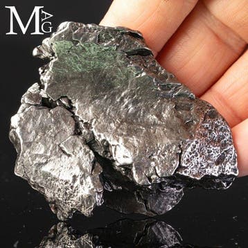 Météorite fer-nickel avec des régmaglyptes distinctifs