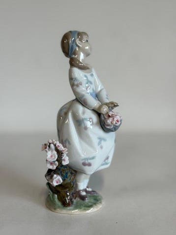 Lladró - Figurine - A Walk Through Blossoms - Estacion