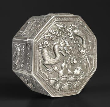 Een Chinese antieke zilveren doos, gemerkt - China - Qing, Antiek en Kunst