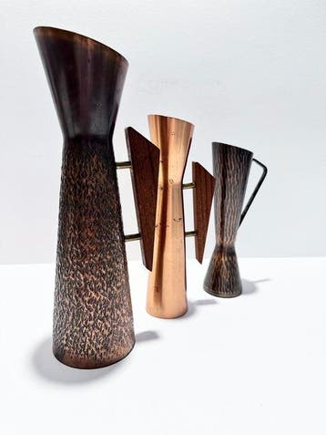 Vaas - Teak - Een set van drie diabolo-stijl vazen.