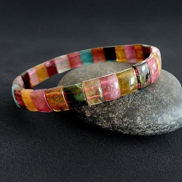 Armband met multikleurige toermalijn. Natuurlijke steen.