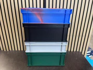 Veiling - 4 Kunststof Magazijnbakken – Blauw, Zwart, Grijs, Nieuw