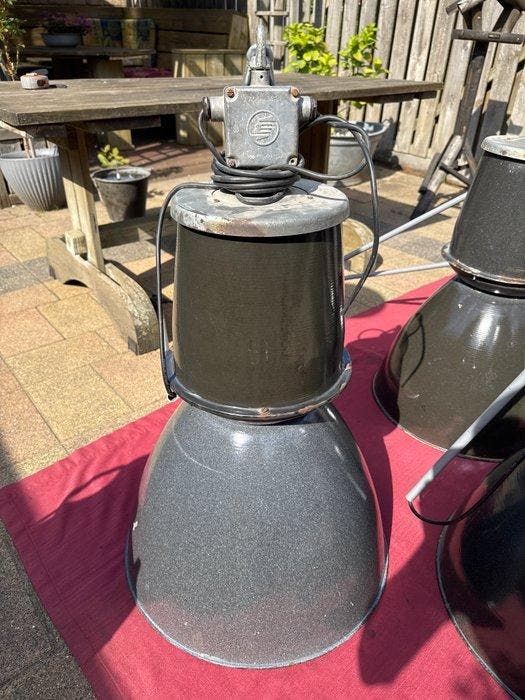 Lamp (5) - IJzer - 5 Industriele lampen, Antiek en Kunst, Antiek | Wandborden en Tegels