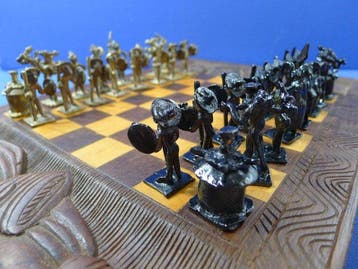 jeu déchecs en metal Burkina Faso avec échiquier en teck, Antiek en Kunst