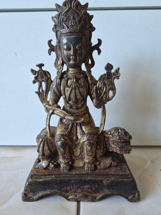Bronzen Tibetaans Bodhisattva zittend op een gouden leeuw 30, Antiek en Kunst, Antiek | Overige Antiek