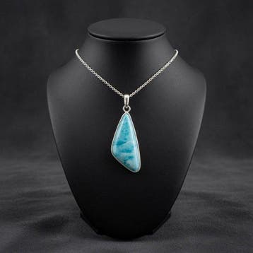 Natuurlijke onbewerkte Larimar. Montage en ketting van 925