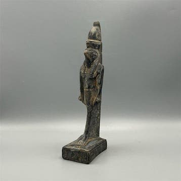 Replica van het oude Egyptische Horus met het valkenkop en