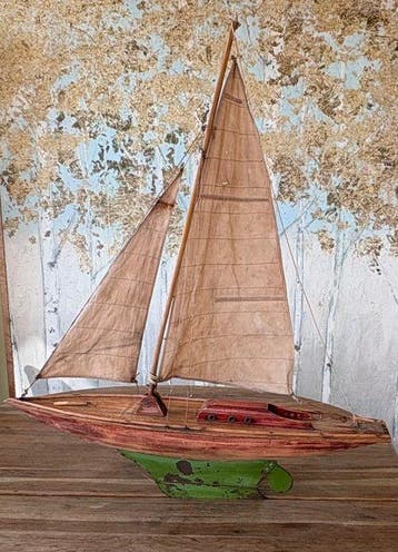Navire miniature - Un grand yacht supposément de type pond.