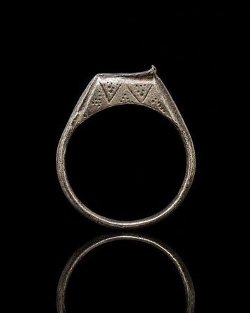 Middeleeuwen / Vikingertijd Zilveren ring met geometrische