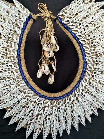 Decoratieve halskraag in Papoea stijl met sokkel Boho-chic, Ophalen of Verzenden, Nieuw