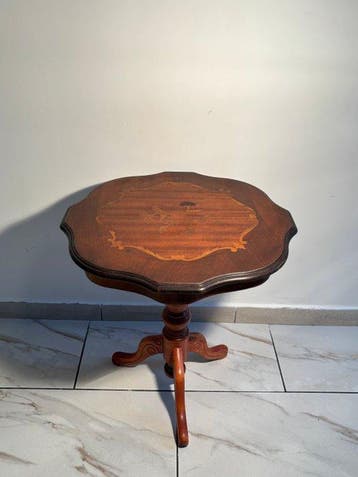 Gueridon - Driepootsalontafel van mahonie en notenhout met, Antiek en Kunst