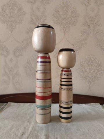 Paire de poupées kokeshi japonaises traditionnelles, style