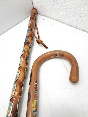 Canne de marche (2) - Bois - 116 cm 76 étiquettes, Antiquités & Art, Curiosités & Brocante