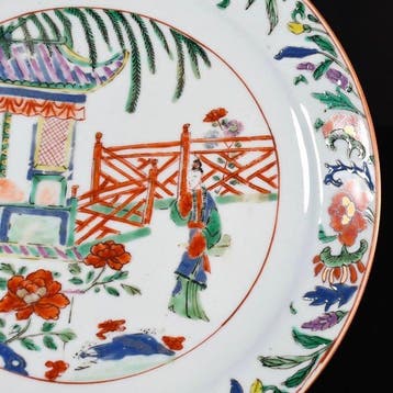 Bord - Rare assiette en porcelaine aux émaux de la Famille, Antiquités & Art