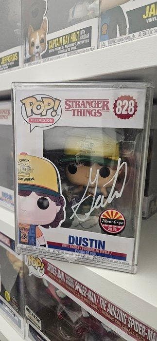 Funko - Funko Pop Funko Pop Dustin #828 Signed by Gaten, Verzamelen, Nieuw