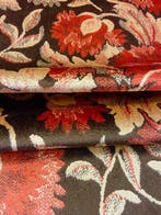 Fluweel met een ontwerp van gestileerde bloemen in warme