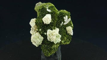 Epidoot met calciet en kwarts. - Dashkesan, Kleine Kaukasus,
