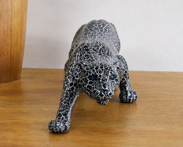 sculptuur, Striking Black and White Crackle Finish Panther -