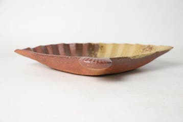Assiette en grès de Shigaraki, forme éventail, avec poignée