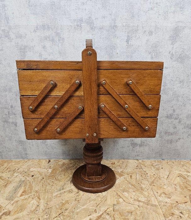 Vintage eikenhouten naaidoos op voet – uitschuifbaar –, Antiek en Kunst, Curiosa en Brocante