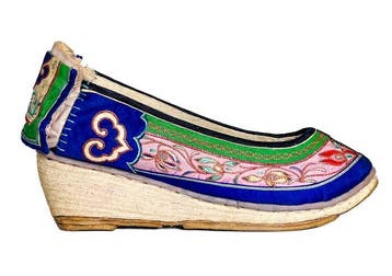 Een fraai paar dames-schoenen uit hogere kringen met antieke