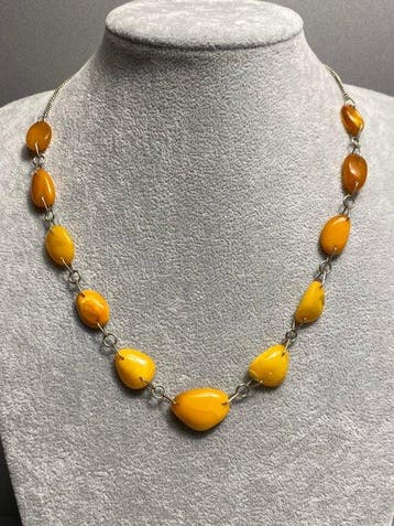 Aurores boréales - Un collier en ambre balte vintage couleur