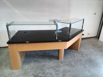 Verkoopbalie met glazen omkasting - B240 x D105 x H135 cm