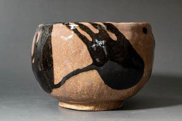 Handgevormde Chawan met zwarte glazuurdecoratie - Keramiek -