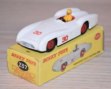 Dinky Toys 1:43 - Voiture de course miniature - Mercedes, Nieuw