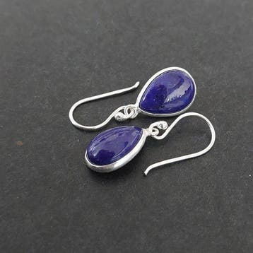 Oorbellen van lapis-lazuli van hoge kwaliteit. Gemonteerd op