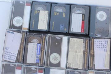 divers 34 VHS-C cassette années 2000 voyages dune famille