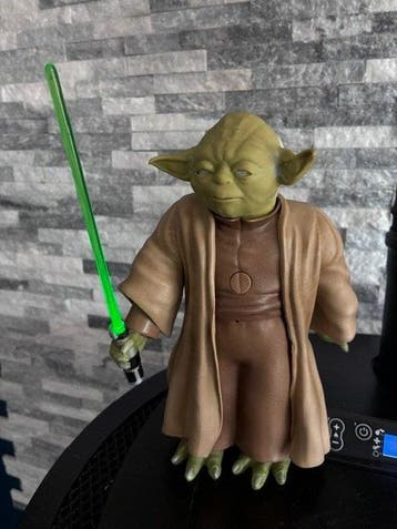 Star Wars - Master Yoda with his lightsaber (25 cm) -