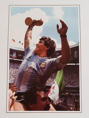 Firma de el Diego con la Copa Mundial de México 1986 -