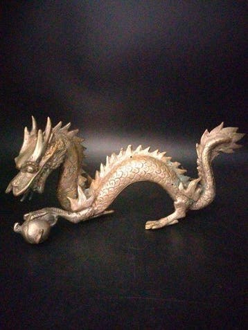 Prachtige handgemaakte Japanese bronzen draak met parelbal,