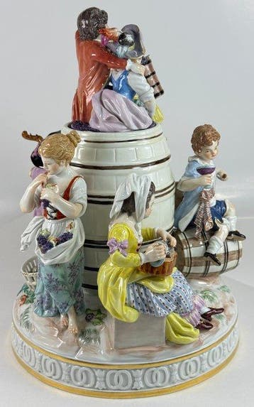 Meissen - Beeldje - “Weinernte” Grape Harvest Figural Group, Antiek en Kunst