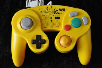 HORI Battle Pad Pikachu Version with Turbo Controller, Games en Spelcomputers, Verzenden, Nieuw