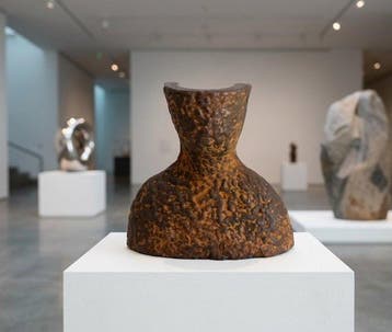 Josep Maria Subirachs (1927-2014) - sculptuur, Female Bust -, Antiek en Kunst