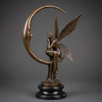 Statue, Dit is een bronzen sculptuur van een fee met een