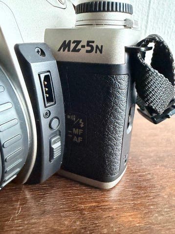 Pentax MZ-5N + 28-70mm + acc. | Appareil photo argentique