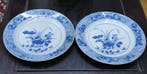 Een paar Kangxi blauw-witte borden, lotusbloemmotief,
