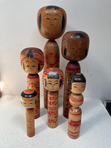 Een schitterende set vintage Kokeshi in verschillende